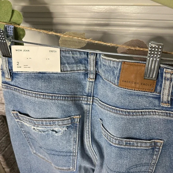 American Eagle Mom Jean size 2 Daylight Destroy distressed denim light wash - Picture 4 of 4